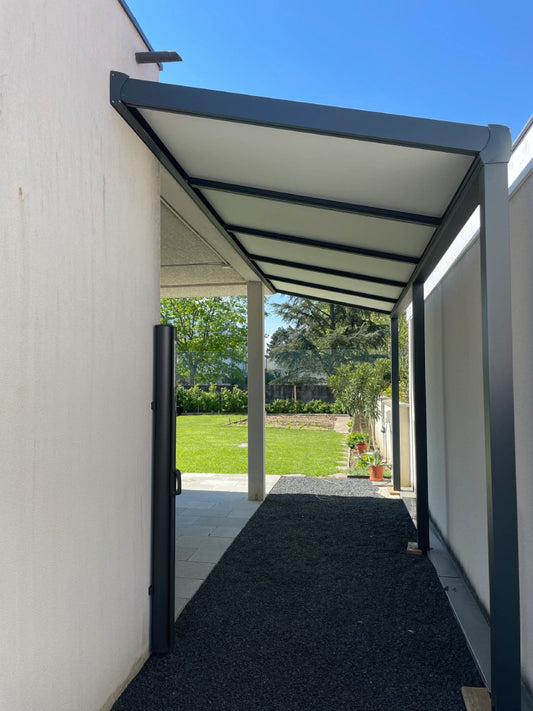 pergola toit en panneaux sandwich isolants adossee