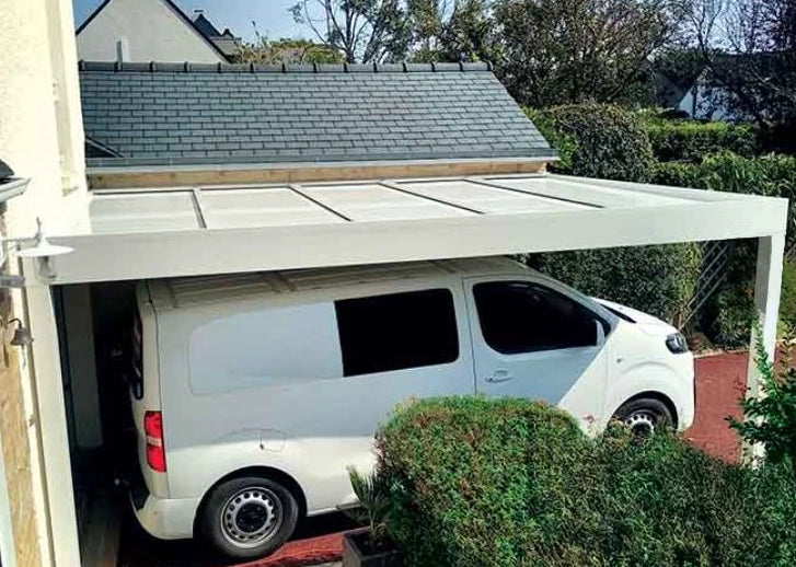 carport adossé minibus garé devant maison 